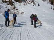 20 Laika al guinzaglio  incontra un amico..